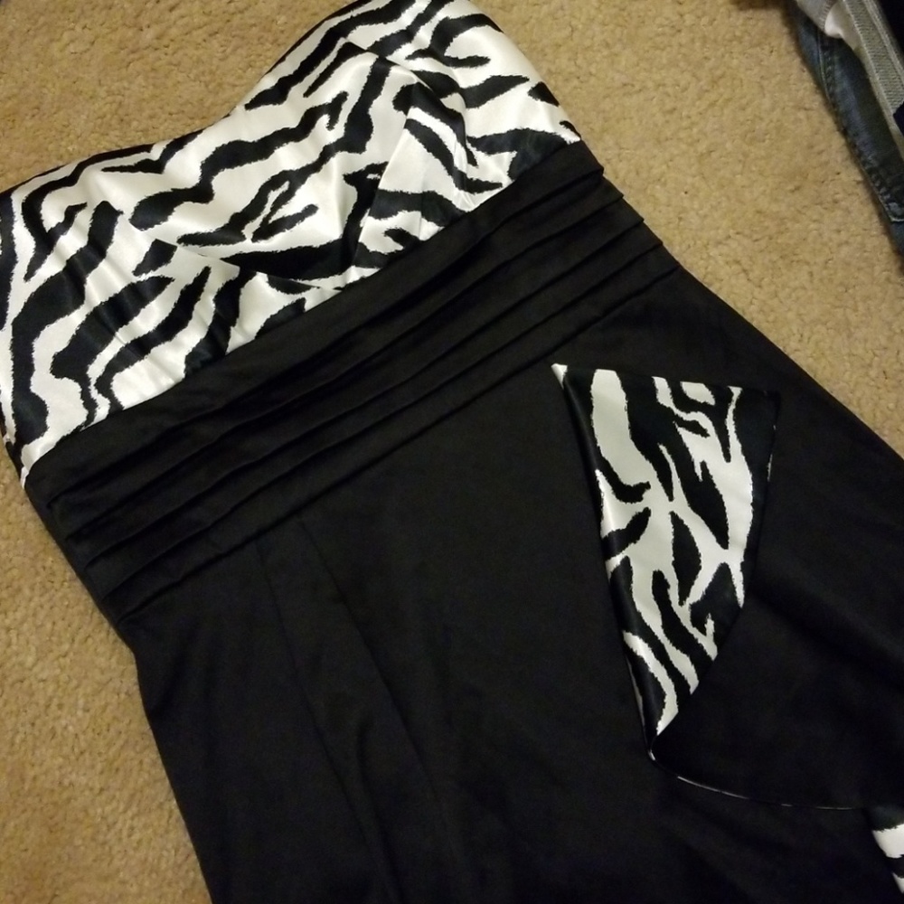 Black strapless sebra print detail dress